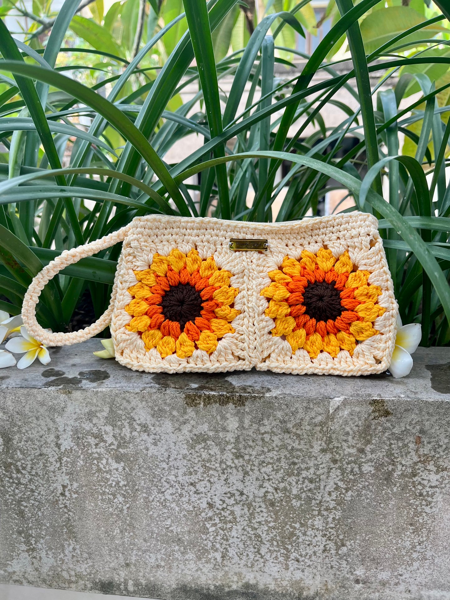š» Sunburst Crochet Wristlet ā Beige