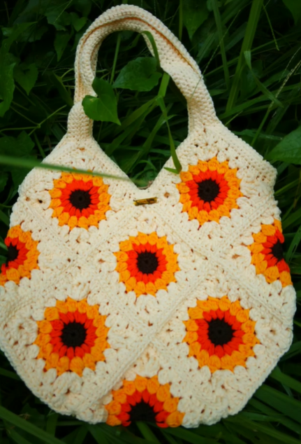 🌼 Sunburst Crochet Tote in Beige – All-Yarn Handle